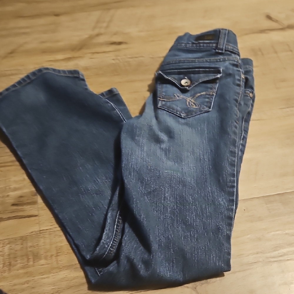 Classic Blue Denim Straight-Leg Jeans with Contrasting Stitching